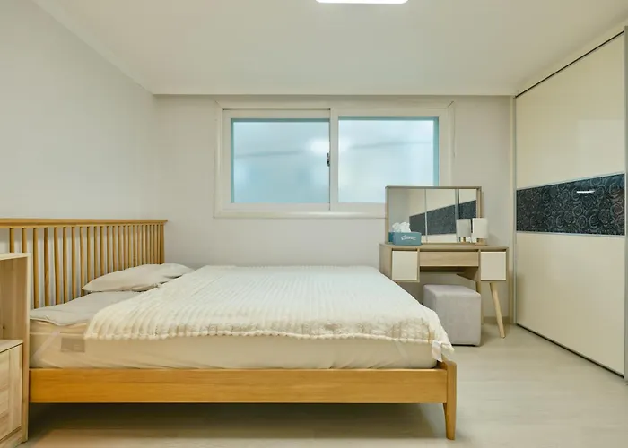 Appartement Plantree Filled With The Charm Of The East And The Atmosphere Of The West Séoul